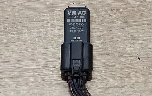 Volkswagen PASSAT B6 Glow plug pre-heat relay 038907281D 038973721B