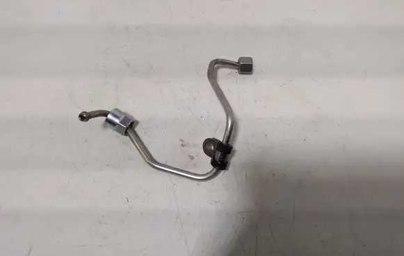 Volkswagen PASSAT B8 Fuel injector supply line/pipe 