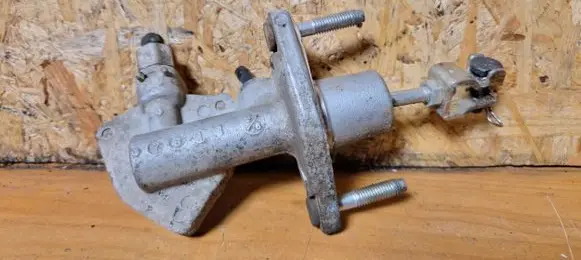Honda FR-V Clutch master cylinder A172019