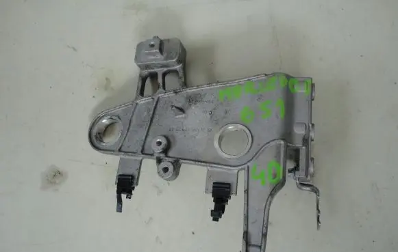 Mercedes-Benz E W212 Air filter cleaner box bracket assembly A6510902241