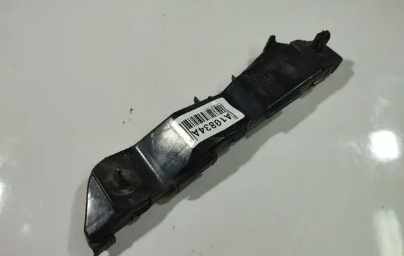 Front bumper mounting bracket