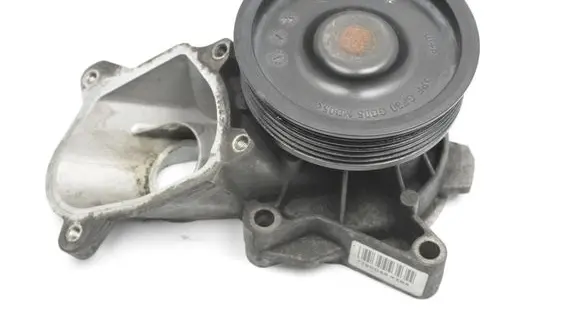 BMW 5 E60 E61 Water pump 7790045