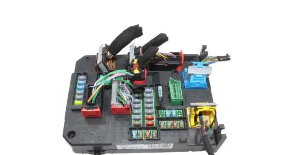 Peugeot 308 Central body control module 9806687880 S180204003B