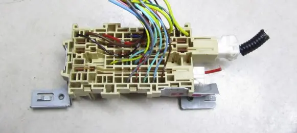 Nissan Juke I F15 Fuse module