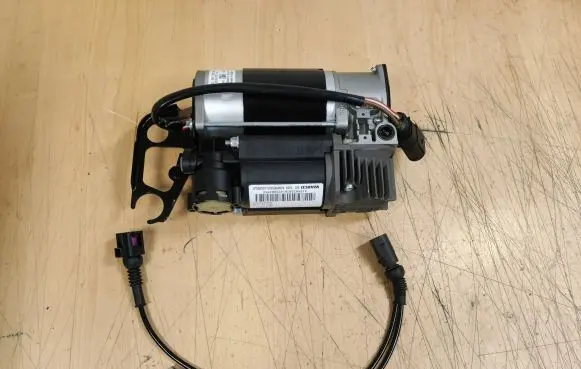 Audi A6 S6 C6 4F Air suspension compressor/pump 