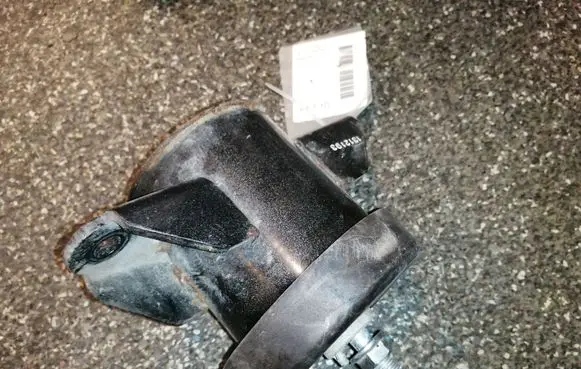 Nissan Leaf I (ZE0) Engine mount bracket