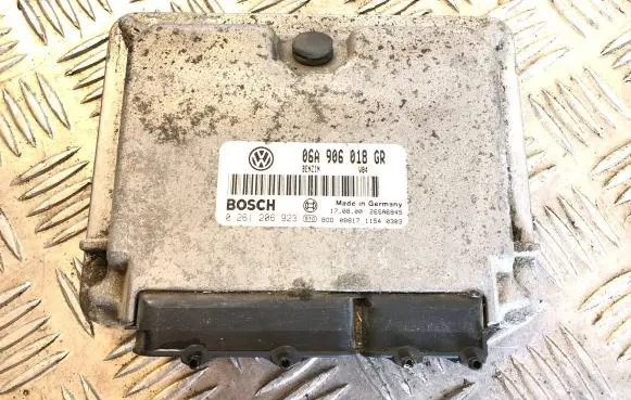 Skoda Octavia Mk1 (1U) Engine control unit/module 06A906018GR 0261206923 26SA6845