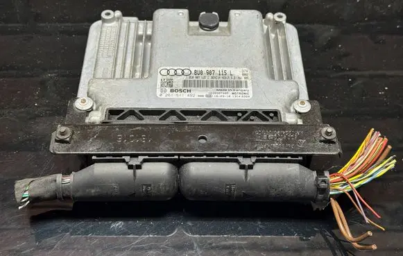 Audi Q3 8U Engine control unit/module 8U0907115L 0261S11492 8U0907115J