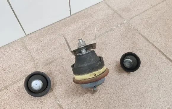 Peugeot 206+ Engine mount bracket