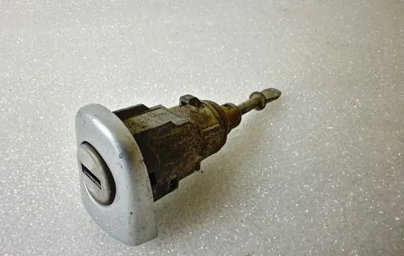 Volkswagen Golf V Front door lock (next to the handle) 1K0837167