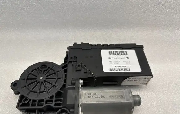 Volkswagen Touareg I Front door window regulator motor 7L0959702N 7L0959792A 05070740