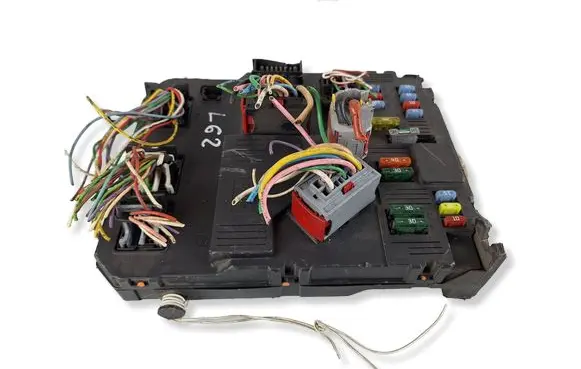 Peugeot 206 Fuse module 9657999780 S118085220F