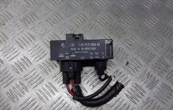 Volkswagen Polo IV 9N3 Coolant fan relay 1J0919506M