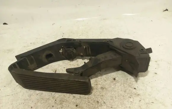 Mercedes-Benz E W211 Accelerator throttle pedal A2113000504