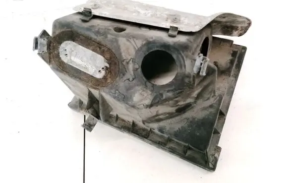 Volkswagen PASSAT B5 Air filter box 058133837