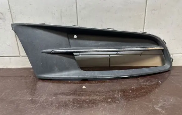 Volkswagen Sharan Front bumper lower grill 7N0853666B
