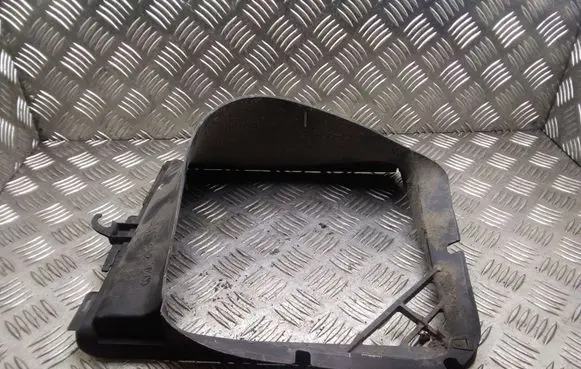 Volkswagen Touareg I Intercooler air channel guide 7L0117339