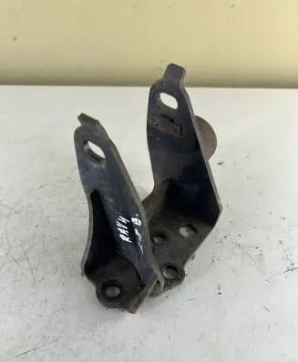 Toyota RAV 4 (XA20) Engine mounting bracket