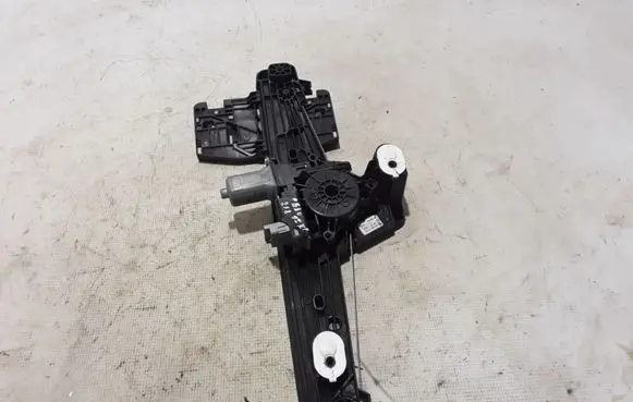 Rear window lifting mechanism without motor