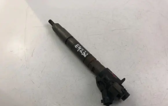 Volvo V70 Fuel injector 31303238