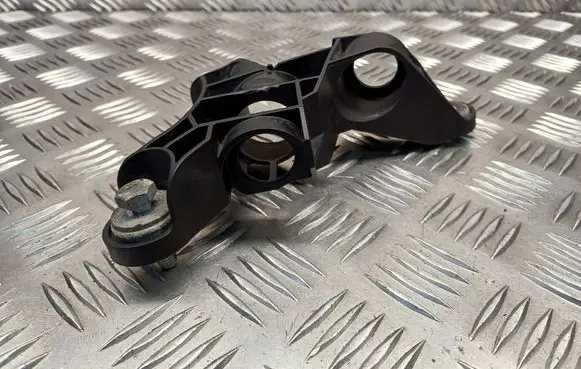 Volkswagen Tiguan Gear shift cable bracket 5N0711789B