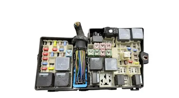 Ford Focus Fuse module AV6T14A067AB BE44305110405