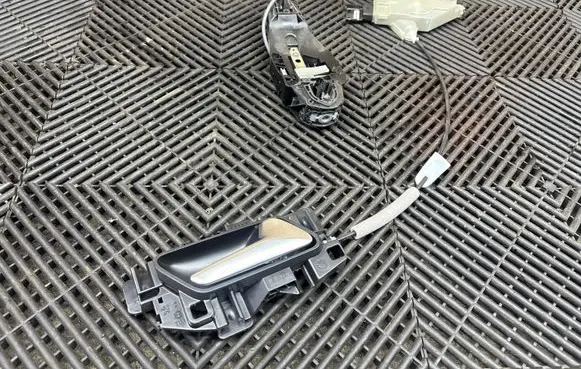 Peugeot 3008 II Rear door lock PSA237290
