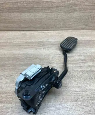 Volvo V70 Accelerator throttle pedal 3173132 00776902