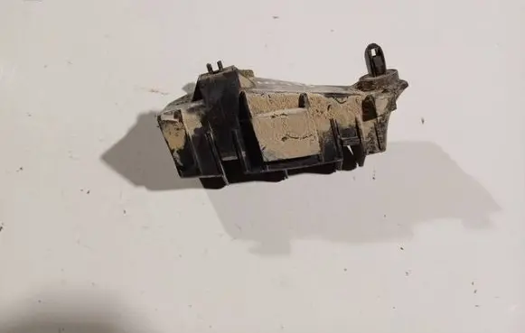 Rear bumper mounting bracket