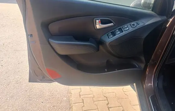 Hyundai ix35 Front door card panel trim
