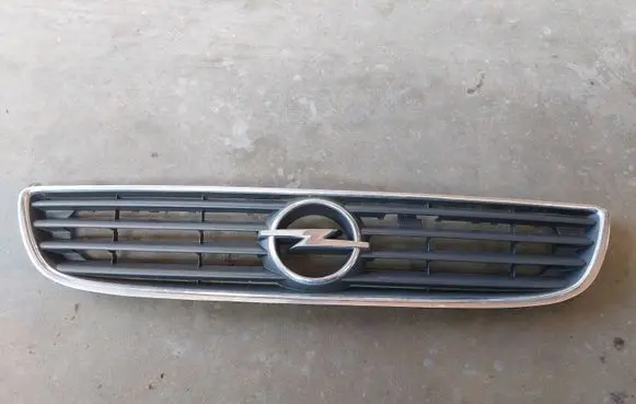 Opel Zafira A Front bumper upper radiator grill 90580685