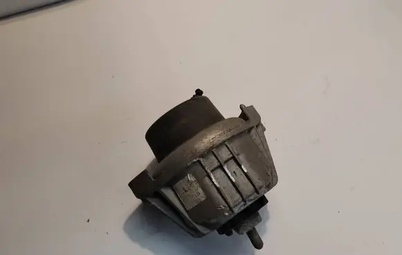 BMW 1 E81 E87 Engine mount bracket 139811