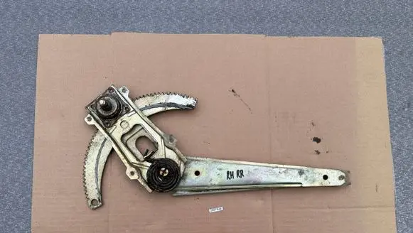 Nissan Patrol 260 Rear window lifting mechanism without motor 82700G9600