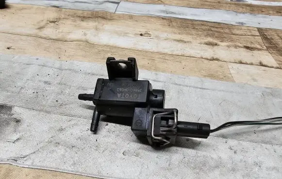Lexus IS 220D-250-350 Vacuum valve 258600R010 72828606