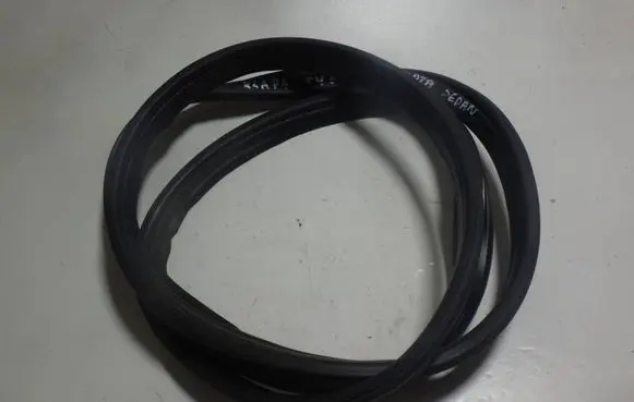 BMW 5 E39 Trunk rubber seal (body)