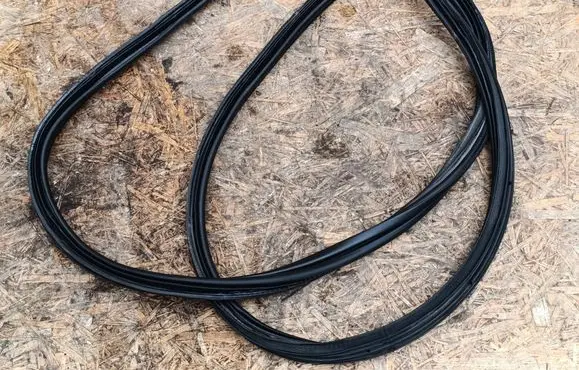 Opel Astra J Trunk rubber seal (body) 13258181