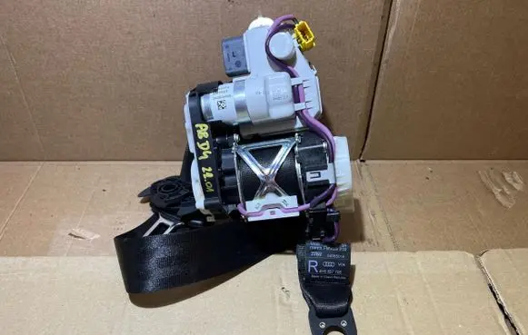 Audi A8 S8 D4 4H Front seatbelt