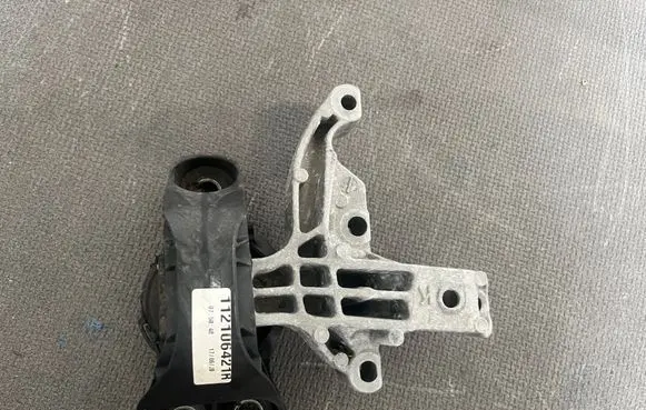 Renault Megane IV Engine mounting bracket 112106421R