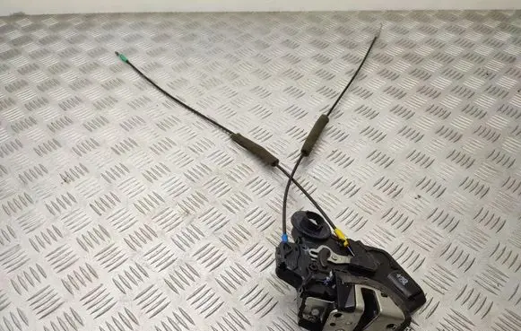 Toyota Corolla Verso AR10 Rear door lock 