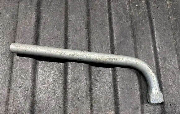 Volkswagen Touran I Wheel nut wrench 4D0012219