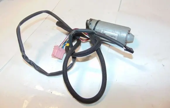Mercedes-Benz S W220 Seat adjustment motor A2208202742 GP41A35 2208202742
