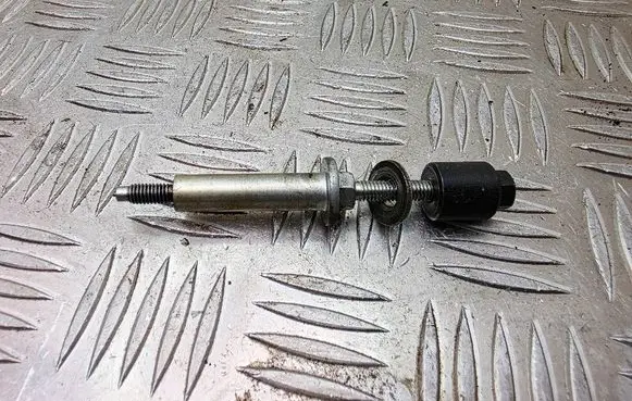 Mazda 6 Fuel Injector clamp holder 