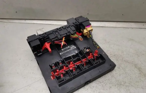 Volkswagen Touran I Fuse module 1K0937049T