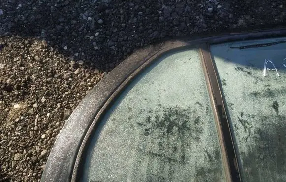Rear vent window glass