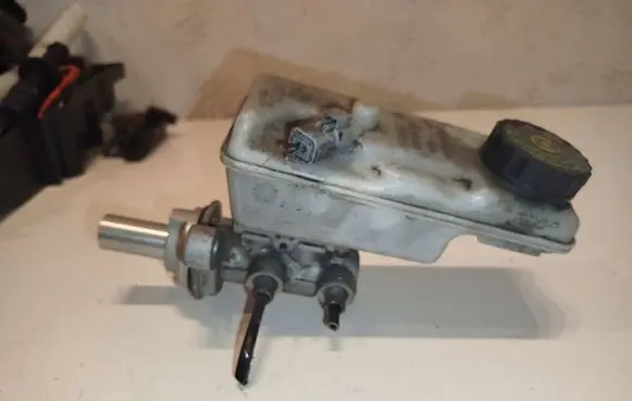 Master brake cylinder
