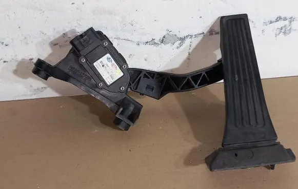 Hyundai i40 Accelerator throttle pedal 327272T900