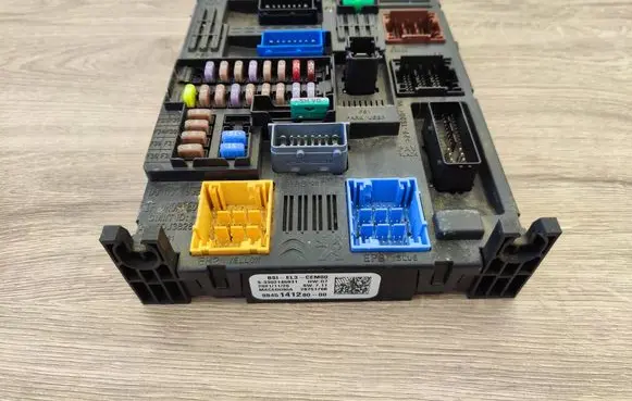Opel Corsa F Fuse module 9845141280