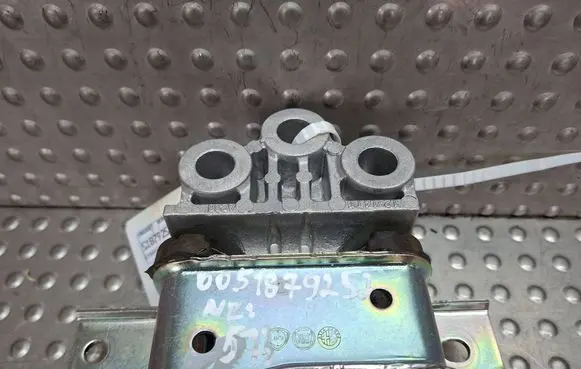 Fiat Grande Punto Engine mount bracket S26340573 51879252