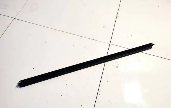 Skoda Octavia Mk2 (1Z) Front door glass trim molding 1z0837479a
