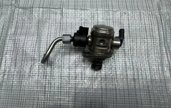 Renault Kangoo II Fuel injection high pressure pump 166307520R
